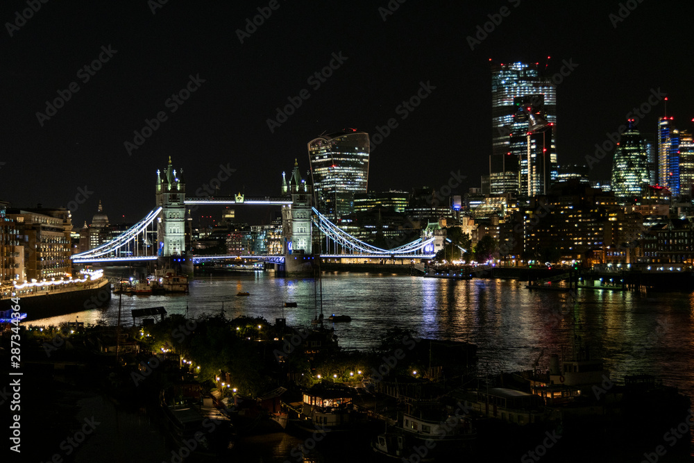 Vista de noche del Tower Bridge, Londres, Inglaterra
