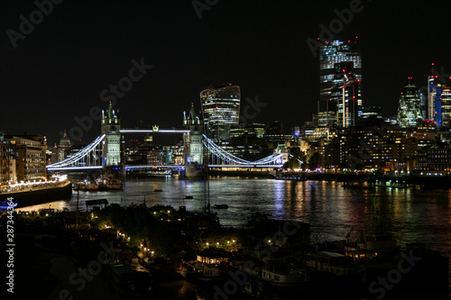 Vista de noche del Tower Bridge, Londres, Inglaterra © DiegoCalvi