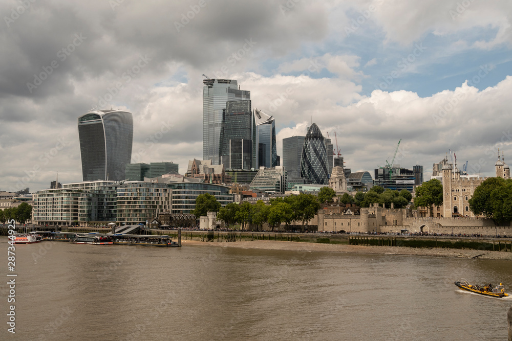 Vista de la Torre de Londres desde el río, Inglaterra