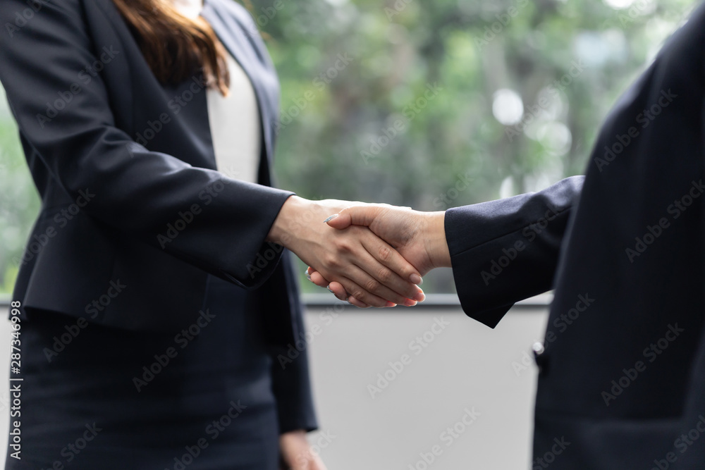 ビジネスウーマン女性同士の握手