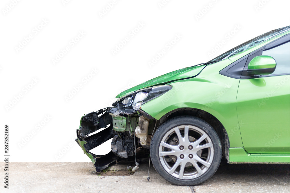Naklejka premium Przód zielonego samochodu uszkodzony i zepsuty przez przypadek na parkingu drogowym nie może już dirve. Izoluj na białym tle. Zapisz ze ścieżką klikania.