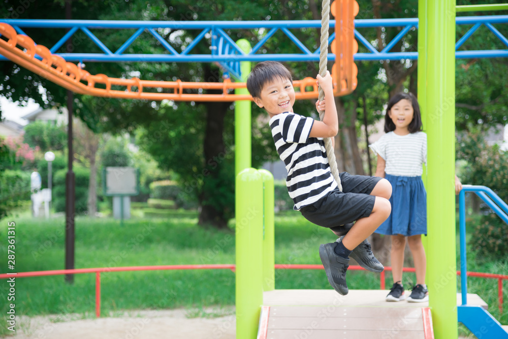 Obraz premium アスレチックで遊ぶ子供