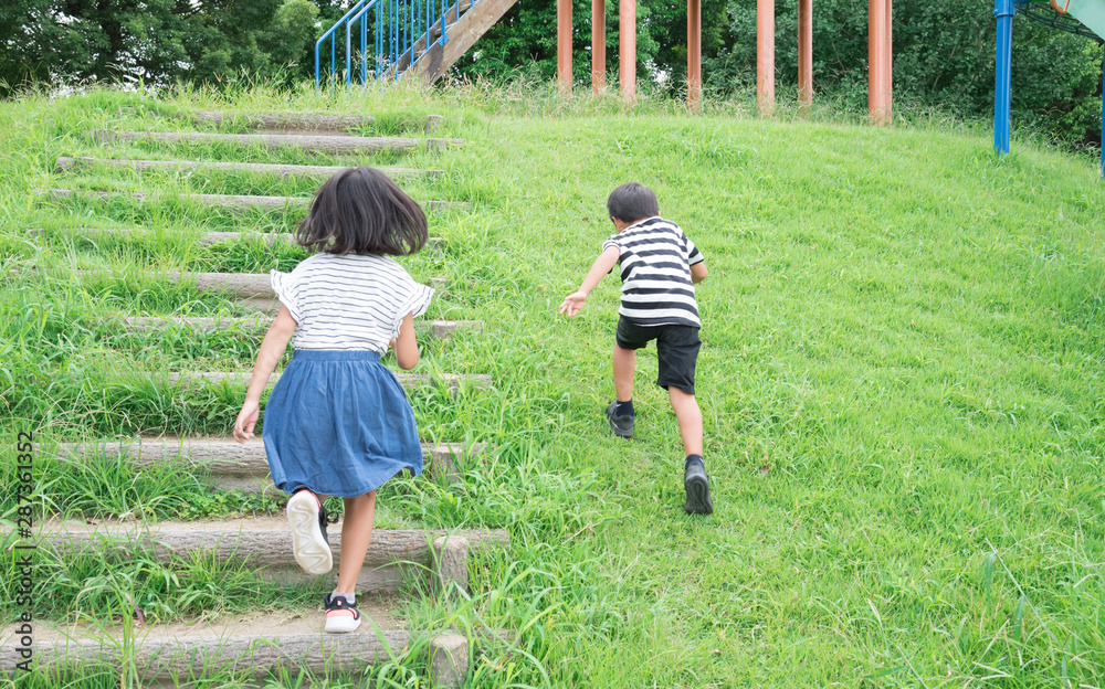公園で走る子供たち Stock Photo Adobe Stock