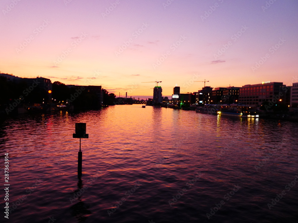 Ein sehr schöner Sonnenuntergang am Wasser in Berlin.