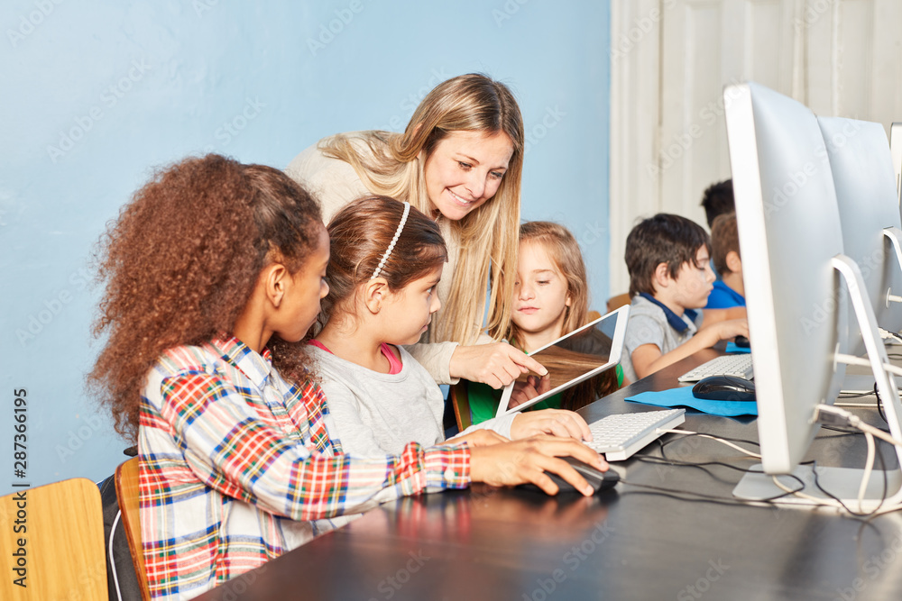 Schüler und Lehrer im Computer Unterricht Schüler und Lehrer im Computer Unterricht