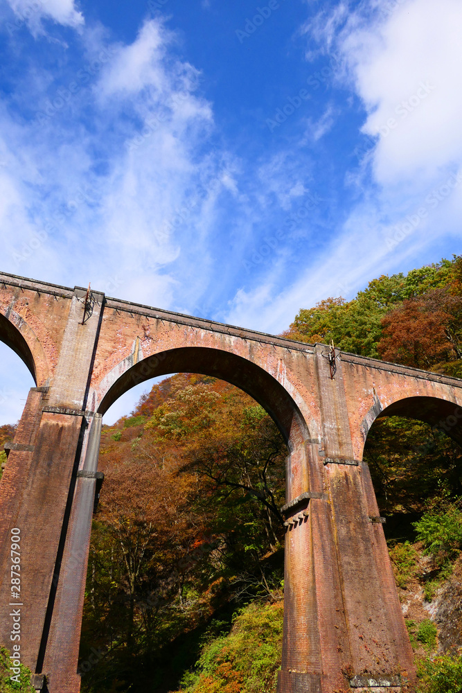 群馬の旅。紅葉の碓氷第三橋梁、通称 めがね橋。安中 群馬 日本。10月下旬。 群馬の旅。紅葉の碓氷第三橋梁、通称 めがね橋。安中 群馬 日本。10月下旬。
