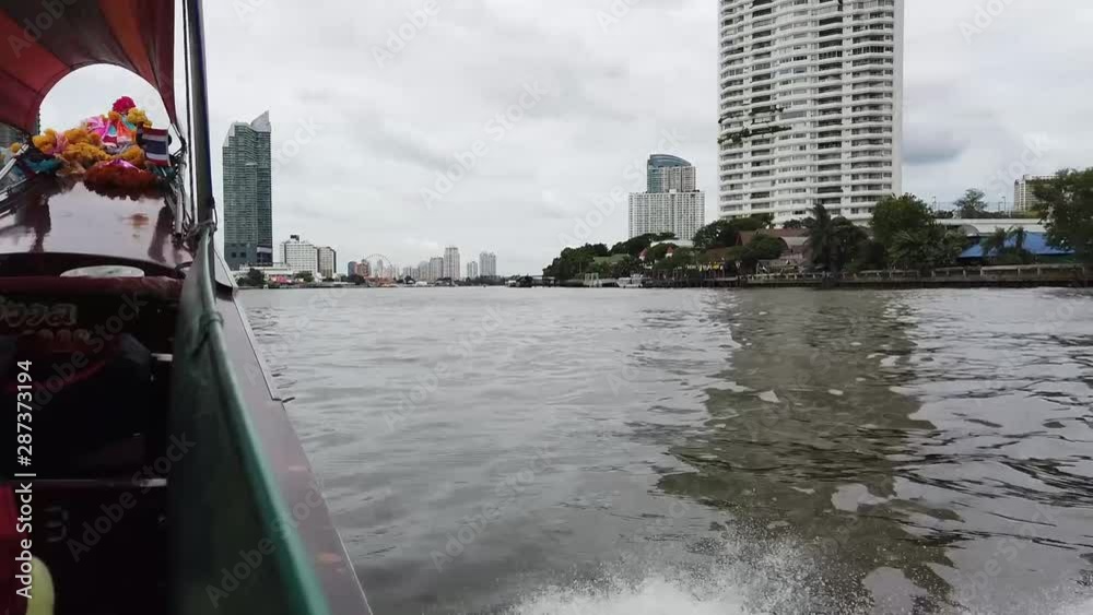 Bateau longue queue filant sur le fleuve à Bangkok en Thaïlande