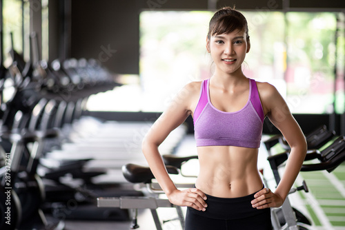 Asian women have pretty good health Six Pack're stretching poses gracefully in the gym.
