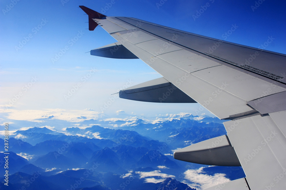 Fototapeta premium Airplane wing in blue sky