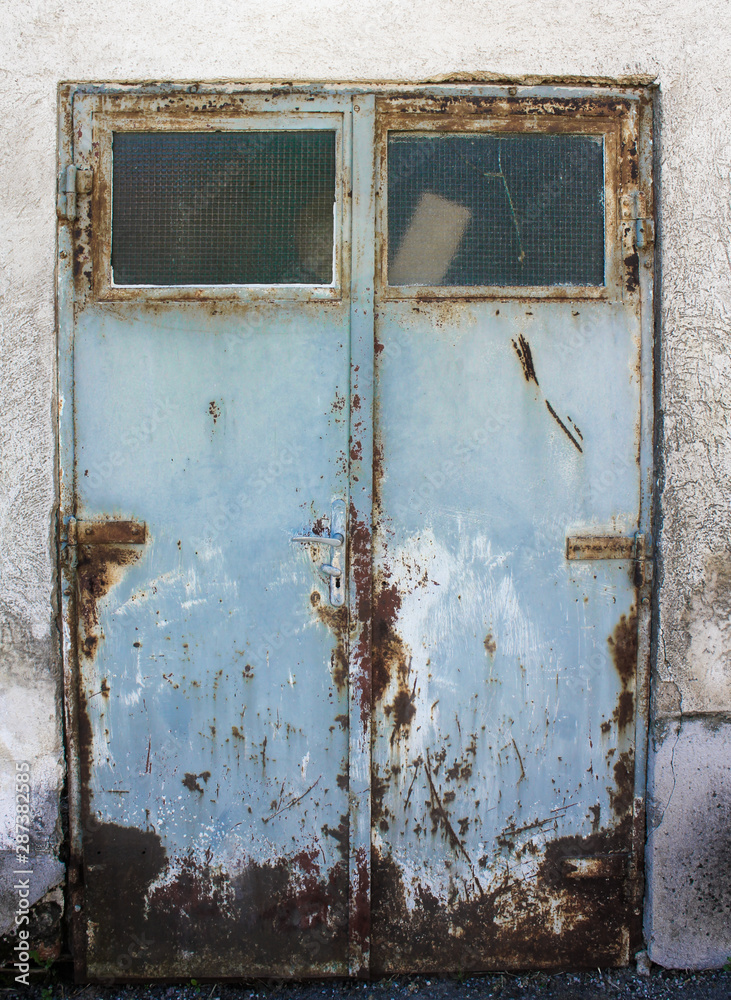 Naklejka premium Blechtüre alt mit zwei Flügel und Fenstereinsätze