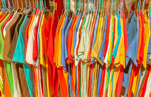 tee-shirts multicolores sur porte-malheur 