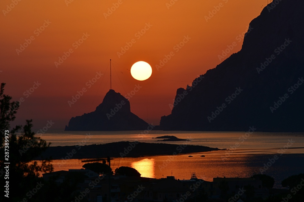 Der sonnenaufgang am Meer und in den Bergen in Sardinien, Italien