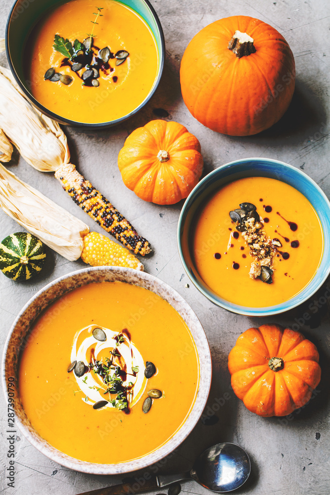 Leckere Kürbissuppe mit frische Sahne und kürbiskernöl Leckere Kürbissuppe mit frische Sahne und kürbiskernöl