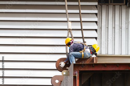 Εκτύπωση καμβά Workers working with heavy duty steel wire rope