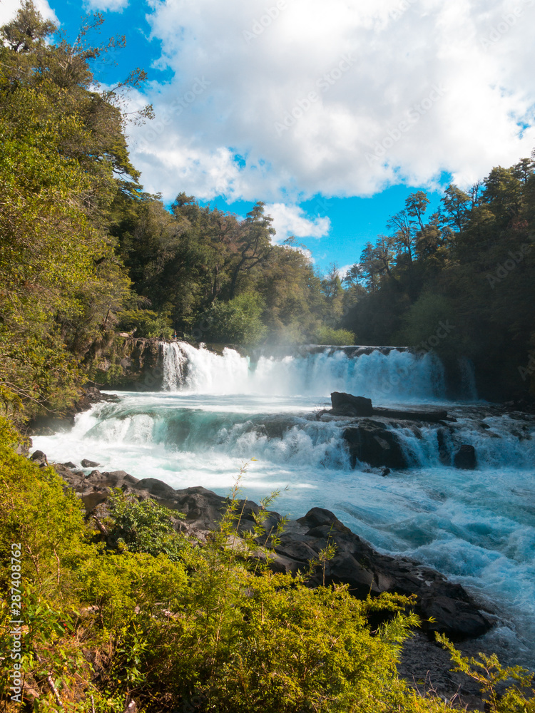Φωτογραφία Waterfall of La Leona, in Huilo Huilo Biological Reserve, Los Ríos Region, southern Chile