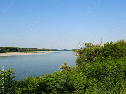 rilassante vista del fiume serchia nei suoi argini © tiziana