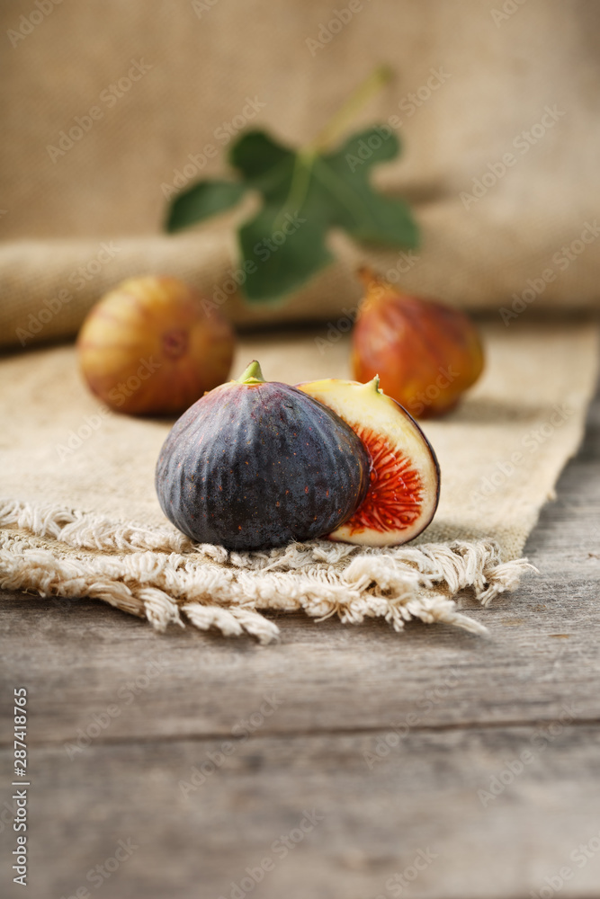 Fotografie Ripe organic figs on the table