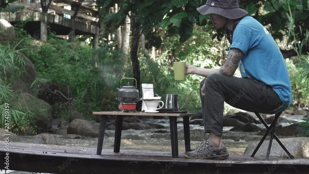 Young men drip coffee with beautiful natural scenery in the morning. Young men drip coffee with beautiful natural scenery in the morning.