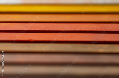 Kolorowe kredki zdj  cie makro  cieple kolory. 