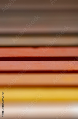 Kolorowe kredki zdjęcie makro, cieple kolory. 