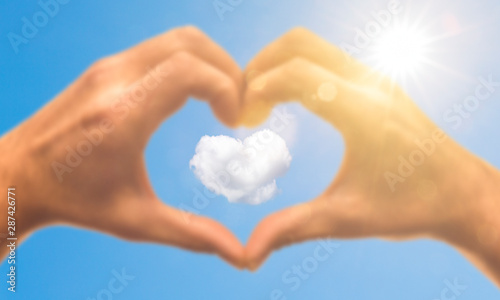 Herzwolke und Herz aus Händen