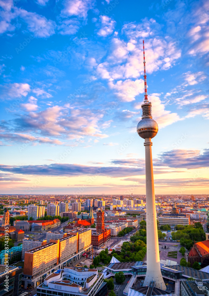 Obraz premium A view of the television tower (Fernsehturm) over the city of Berlin, Germany at sunset.