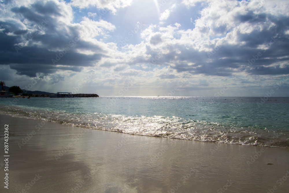 Fototapeta premium Ebb and flow of turquoise ocean