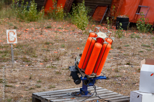Automatic machine for throwing plates for shooting. Throwing machine for bench shooting. catapult for shooting Skeet