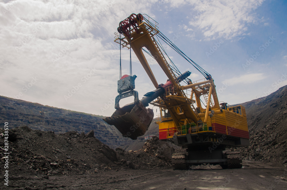 New huge iron ore excavator