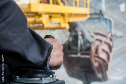 Foto The operator’s arm controls the joystick to control the excavator bucket