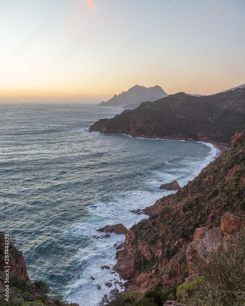 Sonnenuntergang an der Küste Korsikas