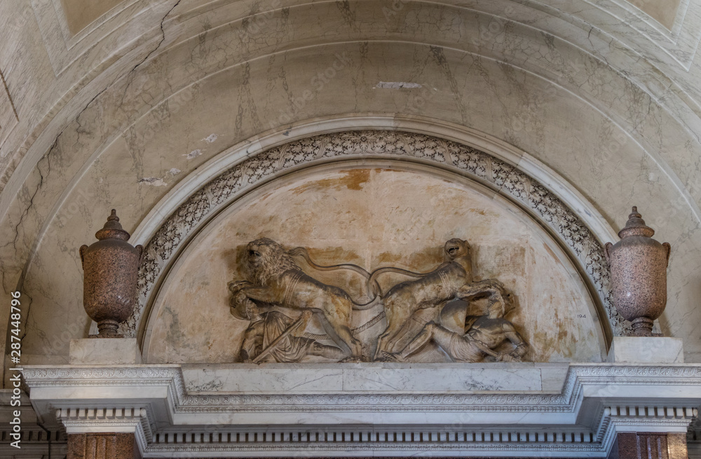 Φωτογραφία Estátuas, bustos e medalhões de paredes coladas a várias fachadas da cidade e parques em toda a Europa, obras colocadas nas ruas para embelezar as cidades