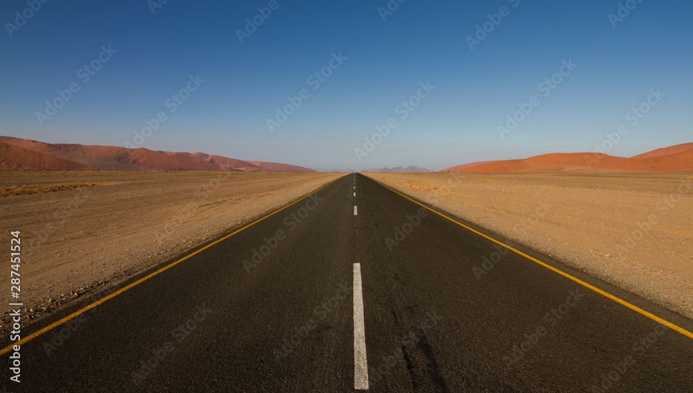 Ansicht einer Straße durch die roten Sanddüne des Sossusvlei in der Wüste Namib in Namibia, Afrika
