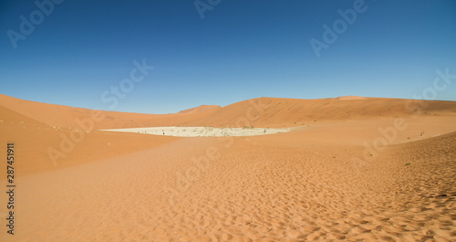 Dead vlei mit toten B  umen im Sossusvlei in der W  ste Namib in Namibia mit D  nen aus rotem Sand im Hintergrund