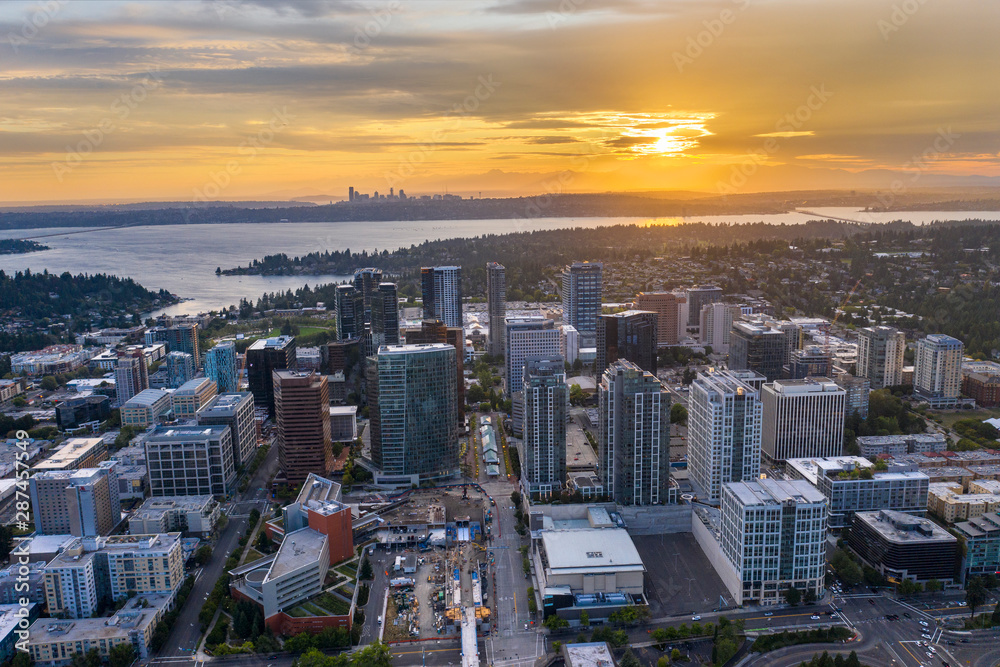 Fototapeta premium Drone shot of the city of Bellevue from above