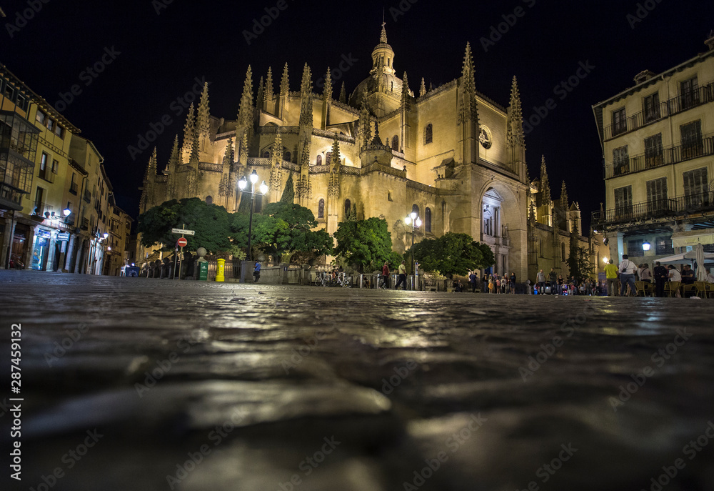 Segovia, Castilla y Leon / Spain »; Autumn 2019: The lights of the Cathedral of Segovia at night