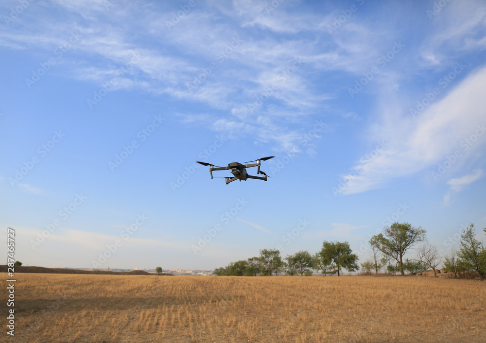 Drone volando sobres campo de cereales Drone volando sobres campo de cereales