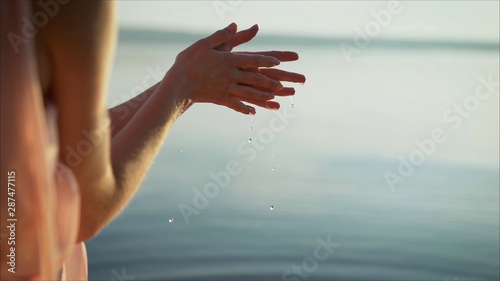Konstfotografi Feminine hands with spring water