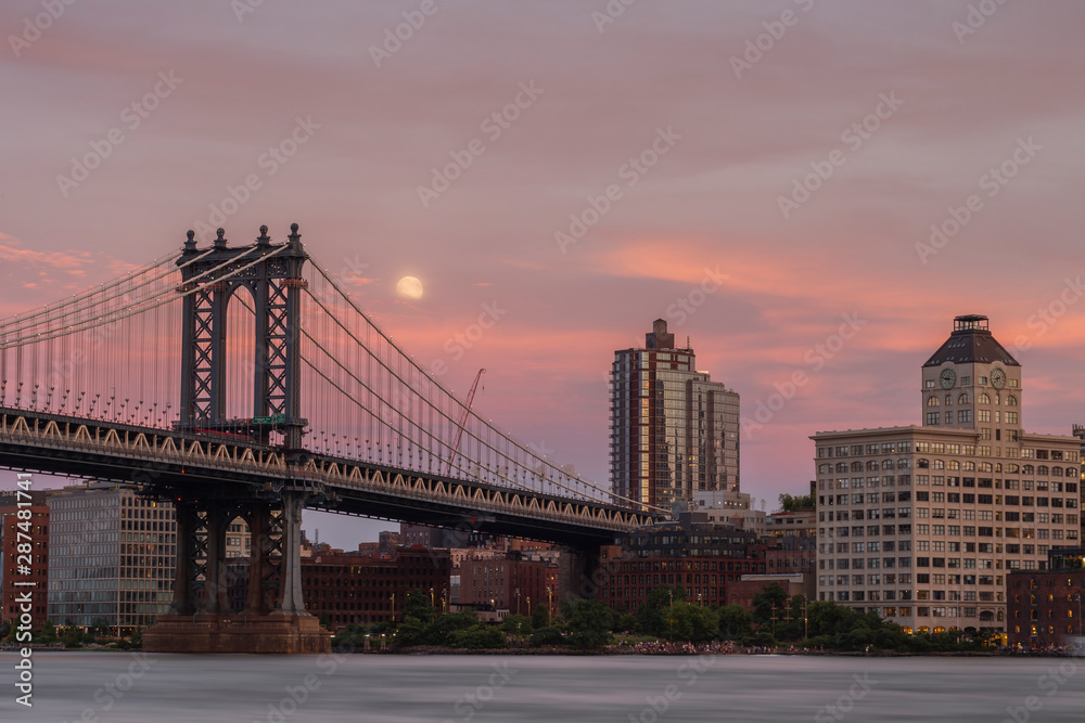 Obraz premium Manhattan bridge from east river at sunset with full moon rise