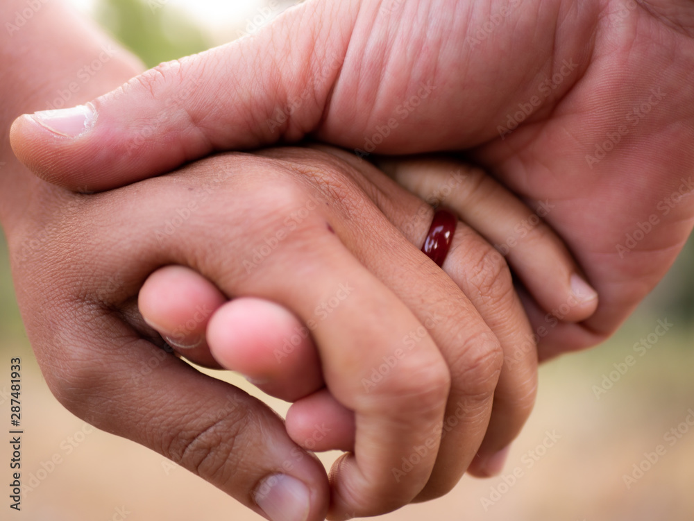manos de hombre y de mujer comprometiendosé manos de hombre y de mujer comprometiendosé