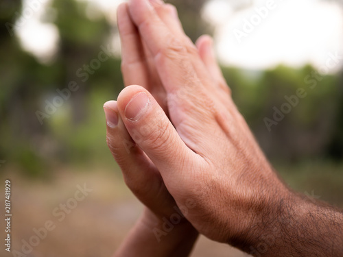 manos de hombre y de mujer juntando sus palmas © Miguel Fernandez