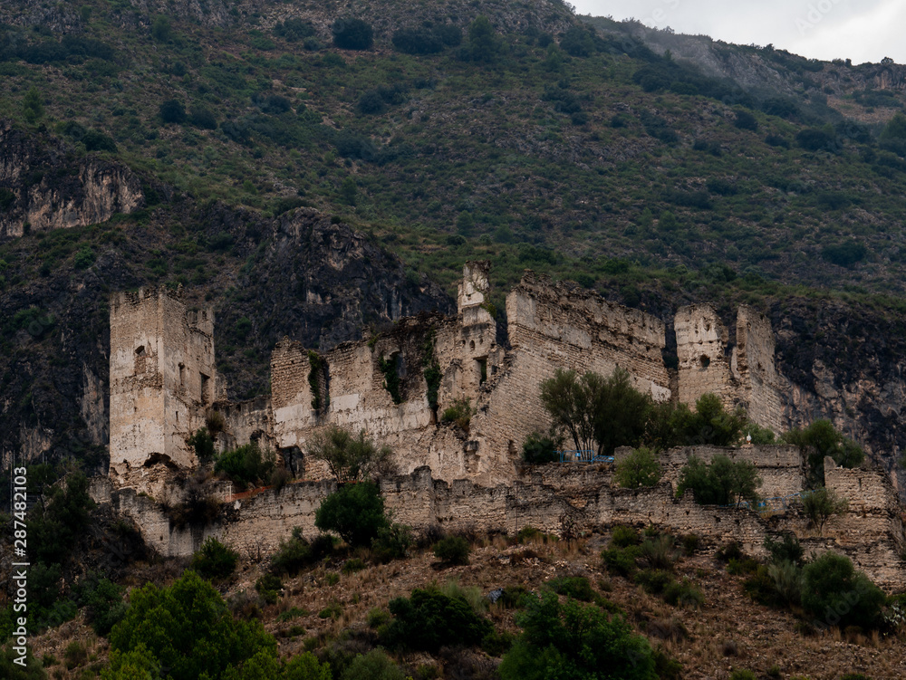 castillo abandonado y derruido sobre la colina de una montaña