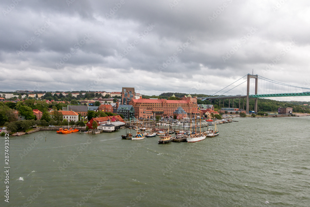 Obraz premium Gothenburg a city in Sweden, with a view on the beautiful green bridge called