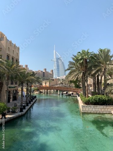 Burj Al Arab vue depuis un canal à Dubaï, Émirats arabes unis 