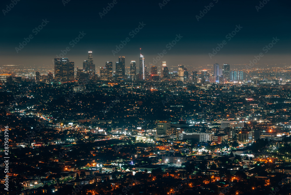Fototapeta premium View of the downtown Los Angeles skyline, from Griffith Observatory, Los Angeles, California