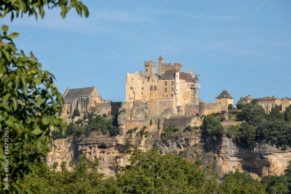  The medieval Chateau de Beynac rising on a limestone cliff above the Dordogne River. France, Dordogne department, Beynac-et-Cazenac