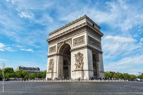 Fototapeta Naklejka Na Ścianę i Meble -  Paris Arc de Triomphe View - Majestic Structure