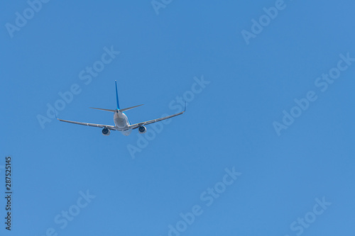 青空を滑空する旅客機