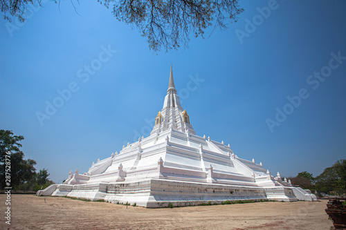 the great chedi in Ayutthaya period was built to celebrate the victory of King Naresuan over the Burmese.