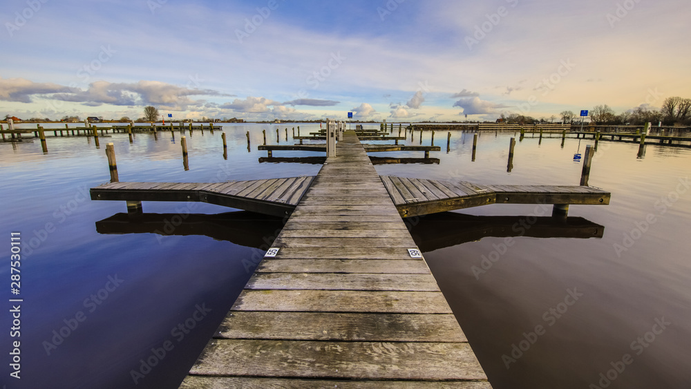 Naklejka premium Pusty drewniany pomost rekreacyjny